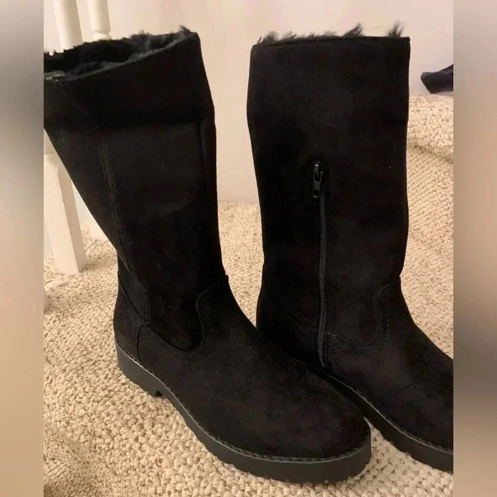 NWT winter boots with fur inside. Size 38
